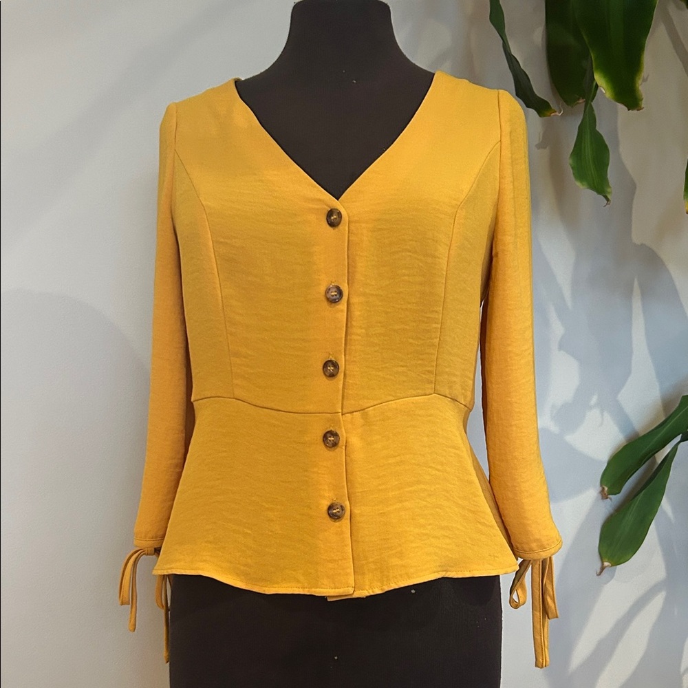 Formula Joven Button-Up Women's yellow blouse